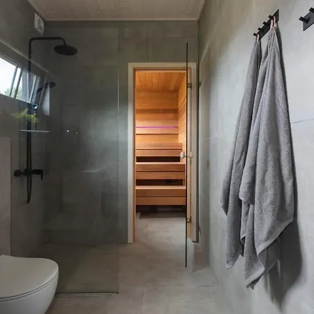 Saunaga Puhkemaja Spithamis, 250 Meetrit Merest!